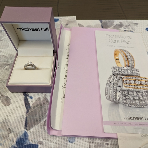 Michael Hill jeweler 18 k gold ring with.1.20 carats natural diamond. - Picture 6 of 8